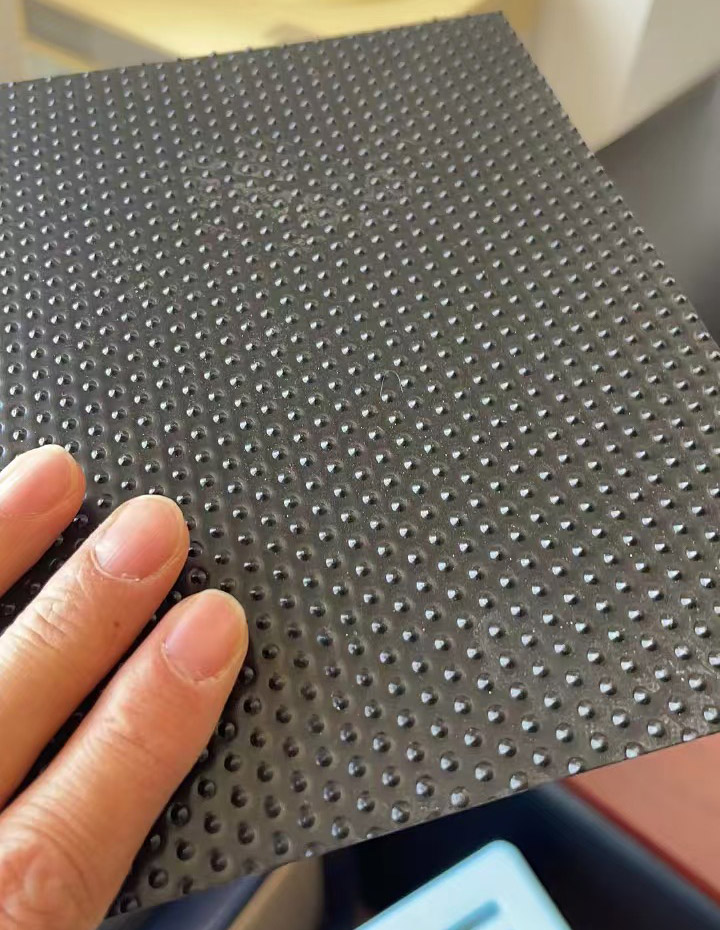 云南垃圾填埋場用雙柱點土工膜保護(hù)周邊環(huán)境